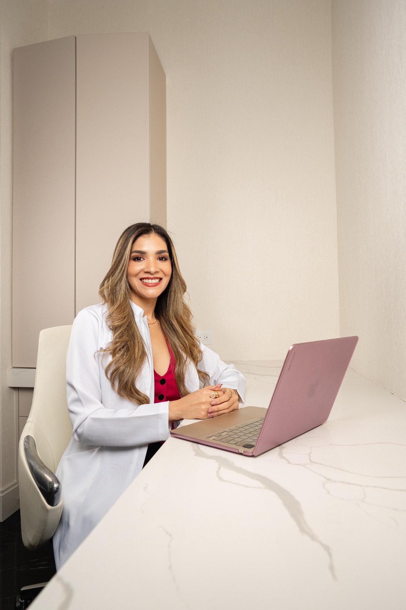 Dra. Catherine Agrazal Pinilla durante consulta y seguimiento médico