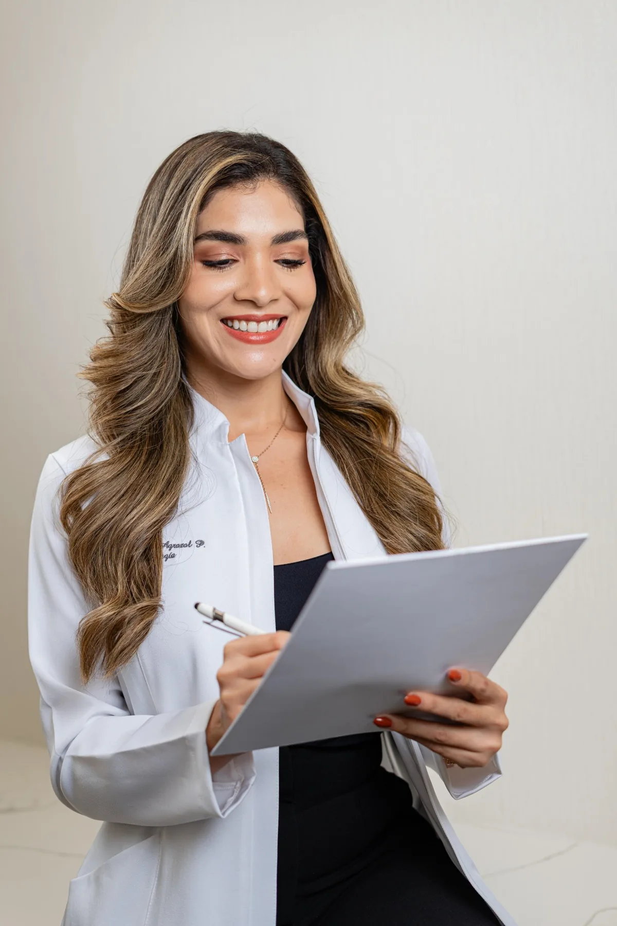 Dra. Catherine Agrazal Pinilla en consulta dermatológica en Costa del Este Panamá